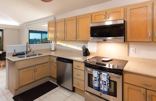 Kahaluu Bay House | Beautiful Ocean Views 5 Bedroom Sleeps 14 Walk to Beach, Pool, AC, & Game room