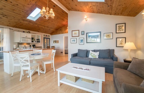 Beverly Beach Cottage | Beautiful Ocean View Cottage at Beverly Beach