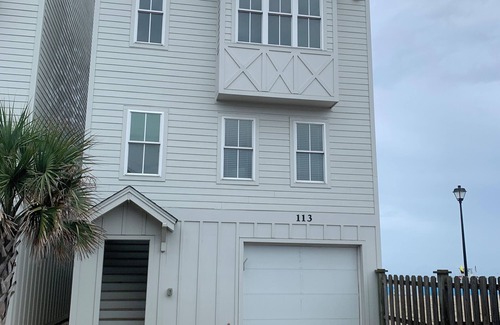 Atlantic Beach House | BEAUTIFUL OCEANFRONT 5 BR HOME WITH ELEVATOR AND POOL. LOWER RATES FOR SEPT