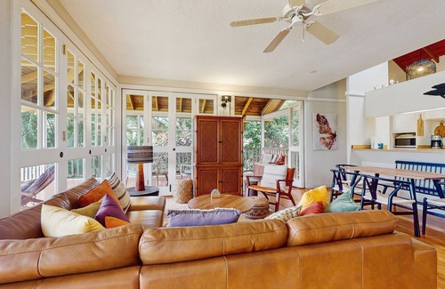 Maunaloa House | Beautiful oceanfront condo with lanai, pool, beach access, & washer/dryer