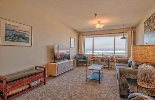 Lincoln City House | Beautiful Oceanfront Suite - Top Floor - Pool and Sauna - Sleeps 4