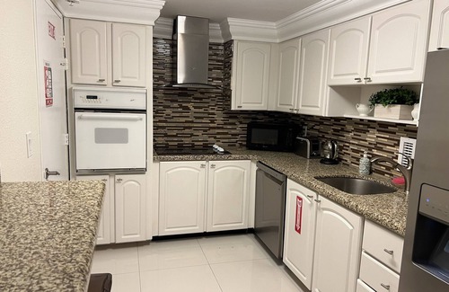 Hollywood South Central Beach Condo | Beautiful Oceanview 2BR 2 Bathroom Apartment