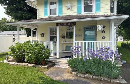 Branford House | Beautiful old style beach cottage nWalk to beach/restaurants nCenter of town