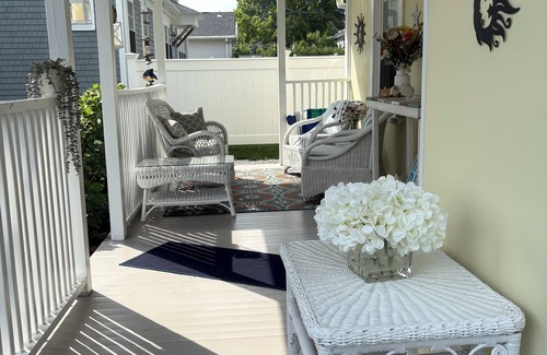 Branford House | Beautiful old style beach cottage nWalk to beach/restaurants nCenter of town