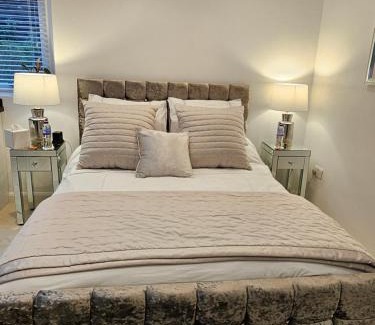 Fiddington Apartment | Beautiful One Bed Studio Flat - Dog Friendly