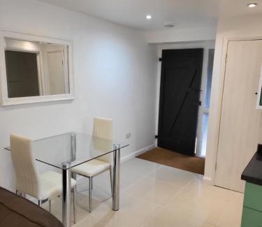 Fiddington Apartment | Beautiful One Bed Studio Flat - Dog Friendly
