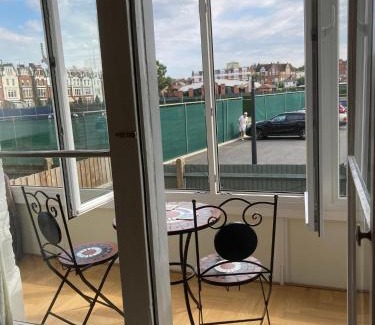 West Kensington Apartment | Beautiful one bedroom flat with private balcony 52m2