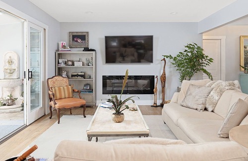 East Mesa House | Beautiful One Story Santa Barbara Mesa Home ! 4 min walk to the Beach !