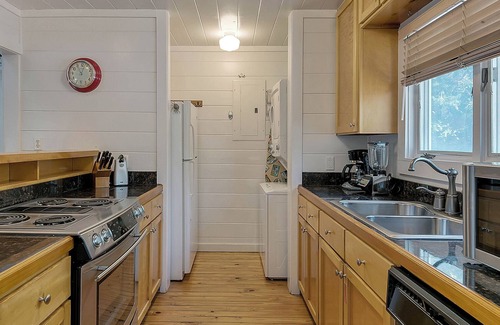 Seaside House | Beautiful Original Seaside Cottage + Swim & Tennis Club: Sleeps 6