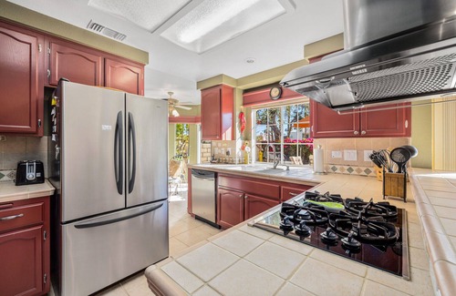 Palm Desert House | Beautiful Palm Desert Home With Private Backyard Pool and Jacuzzi