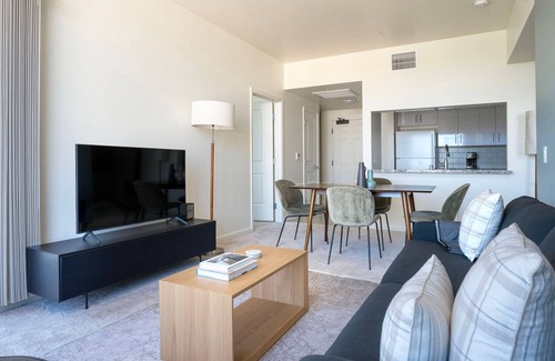 Evergreen Park Apartment | Beautiful Palo Alto 2BR w/Pool & Parking, nr Dining, by Blueground