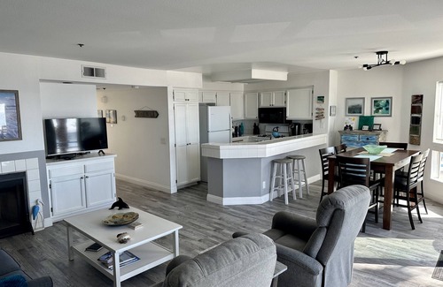 Townsite Condo | Beautiful Panoramic Ocean + Pier Views. Steps From The Beach