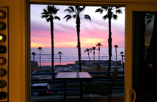 Townsite Condo | Beautiful Panoramic Ocean + Pier Views. Steps From The Beach