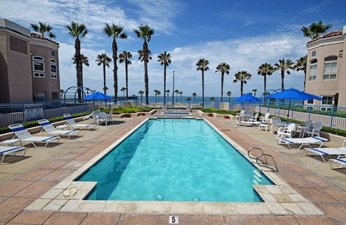 Townsite Condo | Beautiful Panoramic Ocean + Pier Views. Steps From The Beach