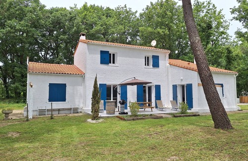 Breuillet House | Beautiful, peaceful family home set in 4300 m2 of parkland