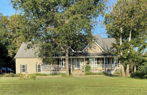 Livingston House | Beautiful peaceful home on Lake Anna. Home includes a hot tub and pool table!
