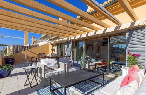 Sotogrande Apartment | Beautiful penthouse overlooking marina channels