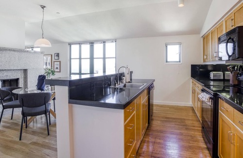 Russian Hill Apartment | Beautiful Pet-Friendly 2BR in Russian Hill