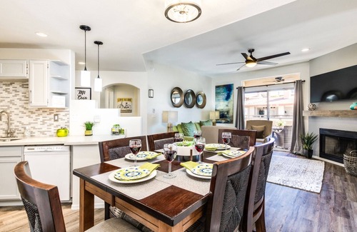 North Mountain Condo | Beautiful Phoenix Vista Condo Sleeps 8, Wifi, Cable, 3 Pools, Gated, Quiet!