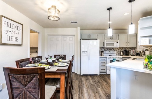 North Mountain Condo | Beautiful Phoenix Vista Condo Sleeps 8, Wifi, Cable, 3 Pools, Gated, Quiet!