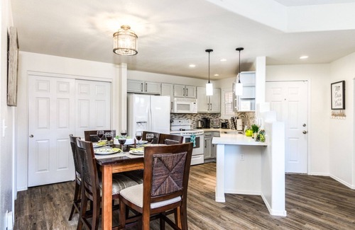 North Mountain Condo | Beautiful Phoenix Vista Condo Sleeps 8, Wifi, Cable, 3 Pools, Gated, Quiet!
