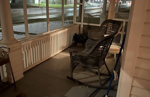 Adel House | Beautiful place to stay, short walk to our downtown filled with places to visit.