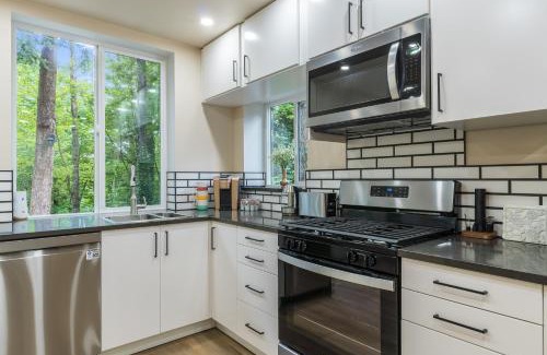 Federal Way Apartment | Beautiful place with a great location, free parking, WiFi & large TV.