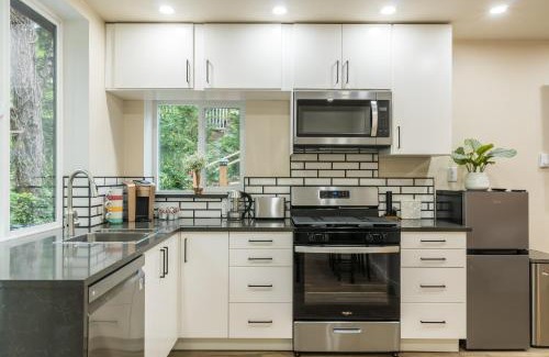 Federal Way Apartment | Beautiful place with a great location, free parking, WiFi & large TV.