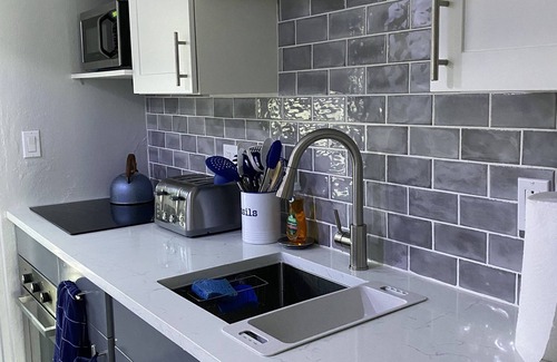 Orange Grove Apartment | Beautiful Posh Condo Newly Renovated with King Bed