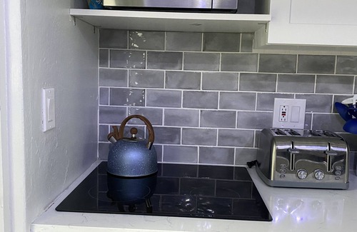 Orange Grove Apartment | Beautiful Posh Condo Newly Renovated with King Bed