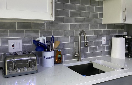 Orange Grove Apartment | Beautiful Posh Condo Newly Renovated with King Bed