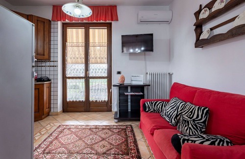 Montegrosso dʼAsti House | Beautiful private villa with private pool, A/C, WIFI, TV, patio, pets allowed and parking
