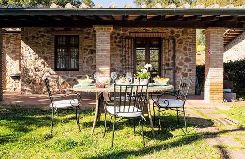 La Pesta House | Beautiful private villa with private pool, A/C, WIFI, TV, patio, pets allowed and parking
