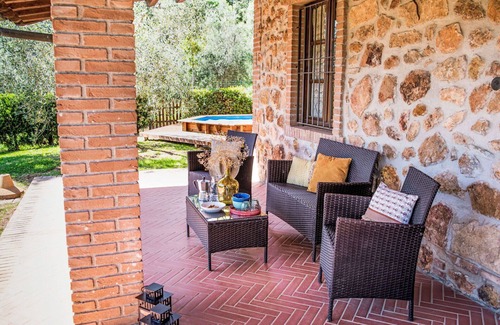 La Pesta House | Beautiful private villa with private pool, A/C, WIFI, TV, patio, pets allowed and parking