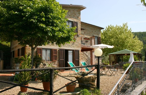 Loro Ciuffenna Villa | Beautiful private villa for 10 guests with WIFI, private pool, TV and pets allowed, close to Are.