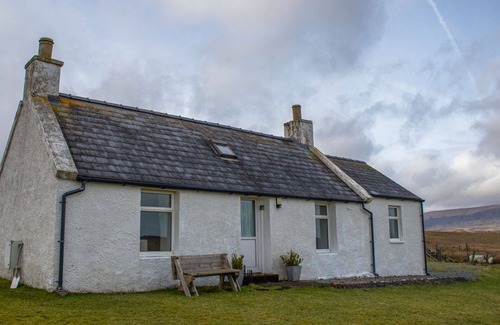 Staffin House | Beautiful private villa for 2 guests with WIFI, TV and parking