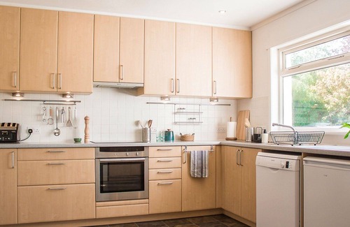 Portree House | Beautiful private villa for 4 guests with WIFI, TV, patio and parking