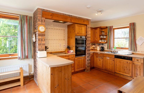 Grantown-on-Spey House | Beautiful private villa for 6 people with WIFI, TV, patio, pets allowed and parking