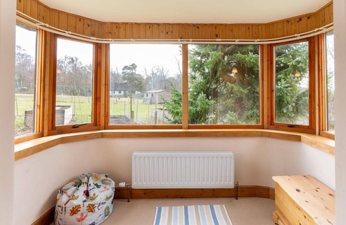 Grantown-on-Spey House | Beautiful private villa for 6 people with WIFI, TV, patio, pets allowed and parking