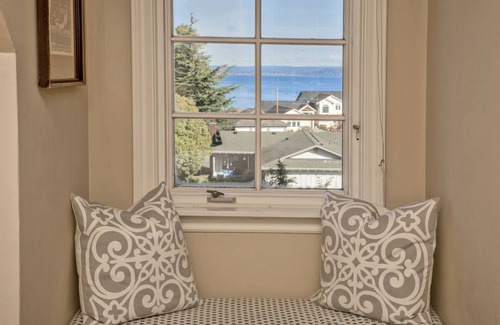 Boulevard Bluffs House | Beautiful Private Park-Like Setting with Water and Mountain Views, Great Wifi