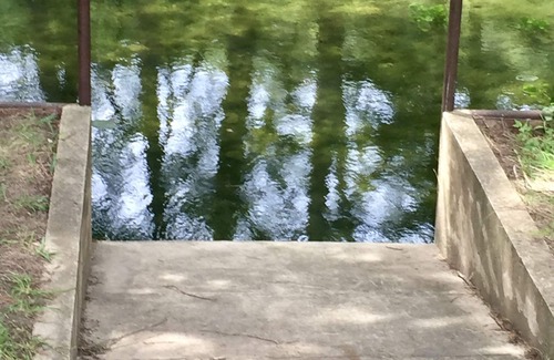 Leakey House | Beautiful Private River, Pool Table, Games, Lush Lawn, Pet OK, Kayak Heaven!