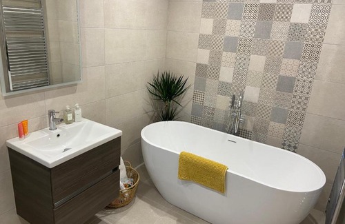 Ballycastle House | Beautiful private room and bathroom