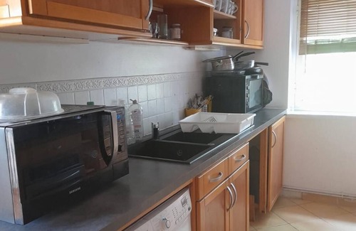 Cergy House | Beautiful private room homestay Cergy near greenery