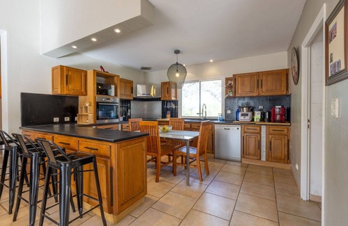 Corneilhan House | Beautiful private villa for 6 guests with WIFI, A/C, private pool, TV, patio and parking