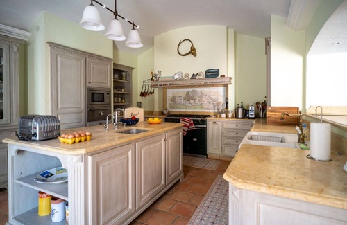 Draguignan Villa | Beautiful private villa for 11 people with WIFI, A/C, private pool, TV and patio