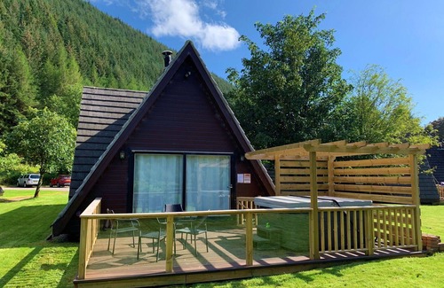 South Laggan House | Beautiful private villa with WIFI, hot tub, TV, terrace, pets allowed, panoramic view and parking