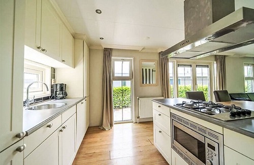 Dordtse Biesbosch House | Beautiful private villa for 4 people with pool, WIFI, TV, terrace and parking