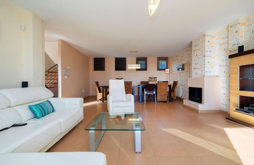 La Colina House | Beautiful private villa with WIFI, A/C, private pool, TV, patio, pets allowed and parking