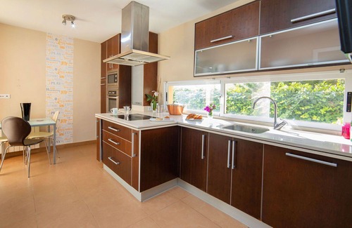 La Colina House | Beautiful private villa with WIFI, A/C, private pool, TV, patio, pets allowed and parking