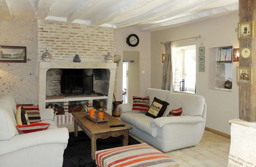 Monteaux House | Beautiful private villa for 6 guests with WIFI, TV, terrace, pets allowed and parking